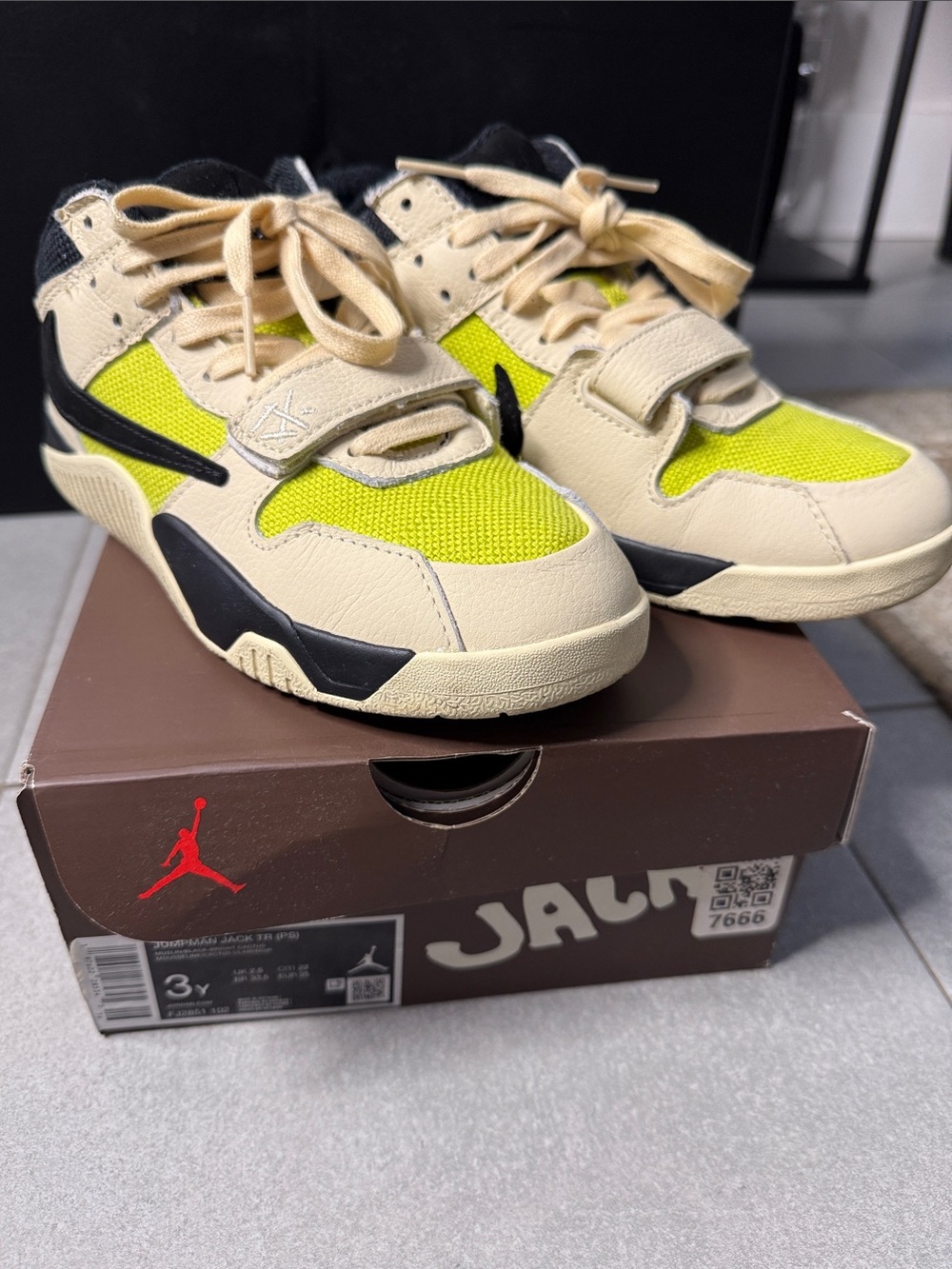 Jordan Kids Travis Scott Cactus Jack Sneakers in Cream and Neon Yellow-Green
